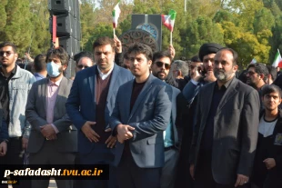 حضور دکتر خسرویان در مراسم باشکوه تشییع پیکر شهدای دانشجوی بسیجی مدافع امنیت دانشگاه فنی و حرفه‌ای
 3