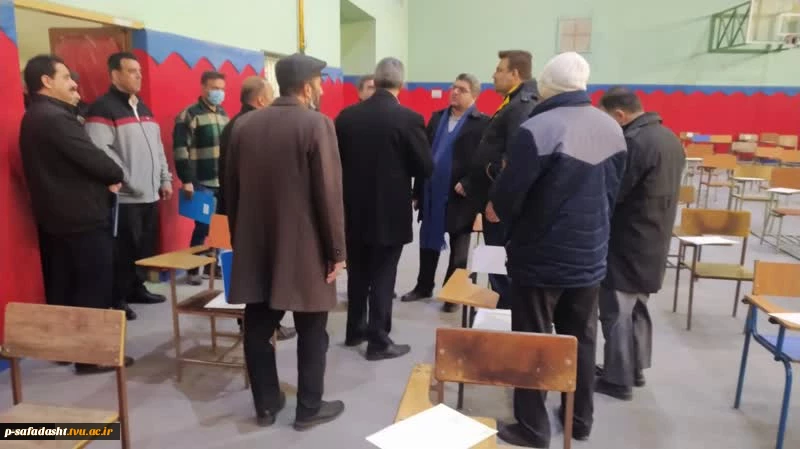 بازدید دکتر خسرویان و هیئت همراه از روند برگزاری امتحانات پایان ترم از دانشکده فنی و حرفه ای انقلاب اسلامی
 5