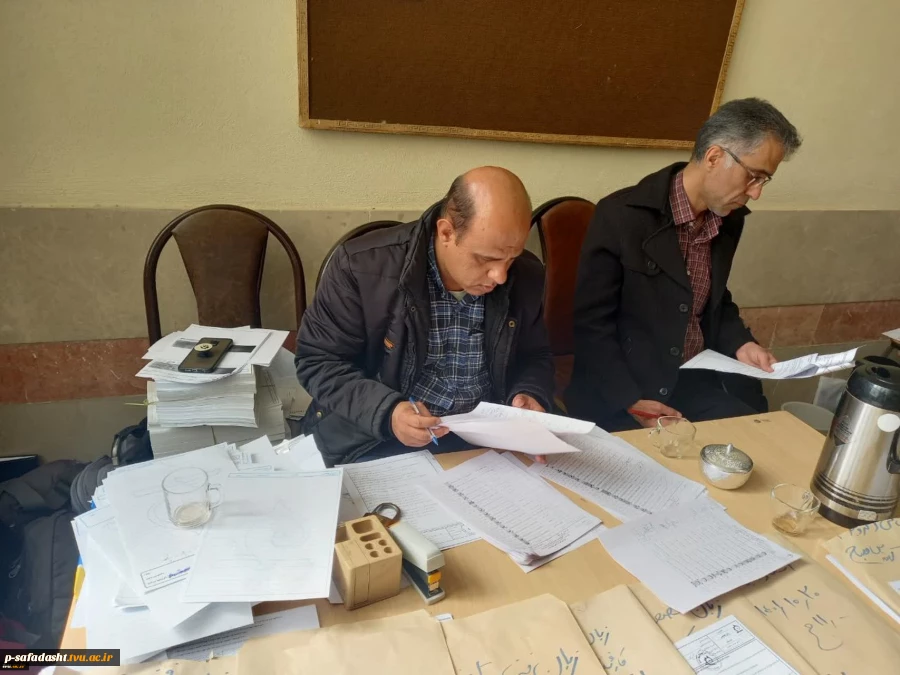 بازدید ناظران مرکز نظارت، ارزیابی و تضمین کیفیت از «برگزاری امتحانات پایانی نیمسال اول سال تحصیلی 1402-1401»
 5