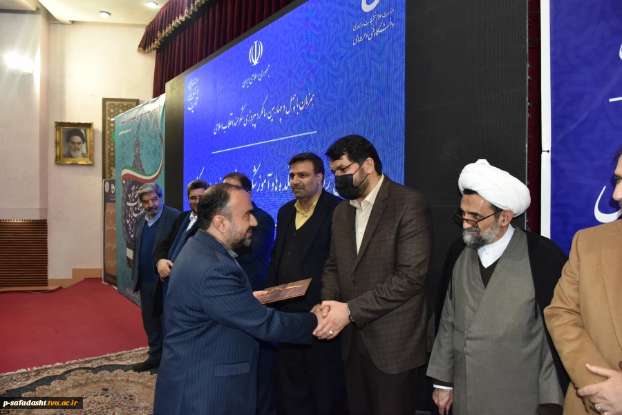 در مراسم اختتامیه اجلاس رؤسای دانشکده‌ها و آموزشکده‌های فنی و حرفه‌ای سراسر کشور انجام شد:
معرفی و تقدیر از واحدهای استانی حائز شرایط برتر دانشگاه فنی و حرفه‌ای 3