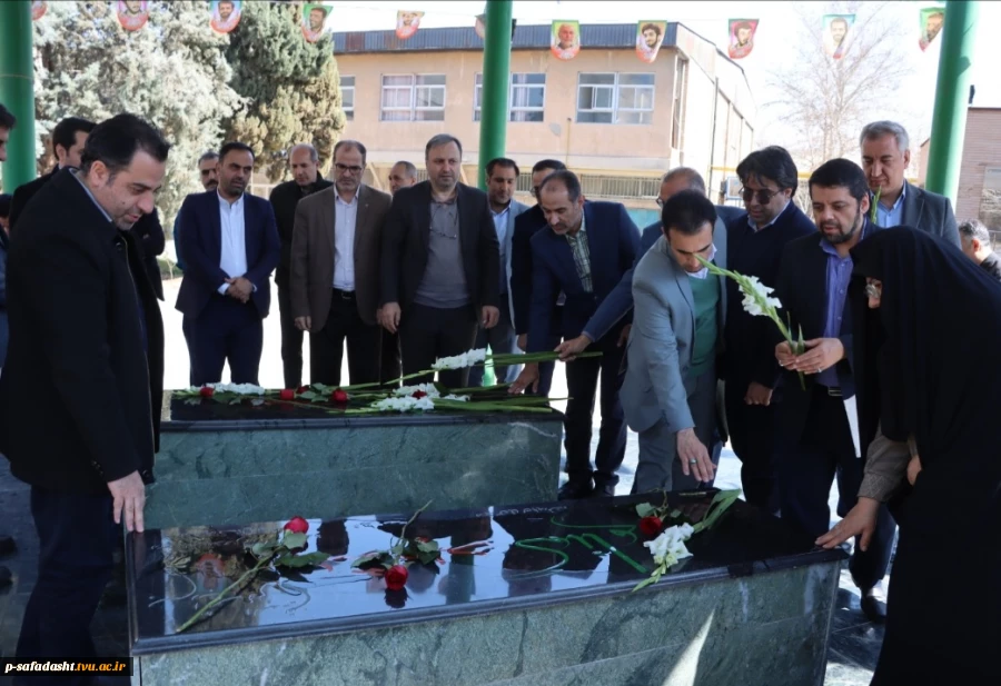 به همت معاونت فرهنگی و دانشجویی و مشارکت بسیج کارکنان دانشگاه فنی و حرفه ای؛
آیین بزرگداشت روز شهدا در دانشگاه فنی و حرفه ای استان تهران برگزار شد 2