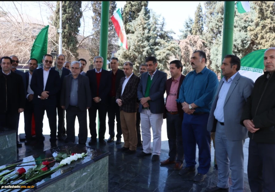به همت معاونت فرهنگی و دانشجویی و مشارکت بسیج کارکنان دانشگاه فنی و حرفه ای؛
آیین بزرگداشت روز شهدا در دانشگاه فنی و حرفه ای استان تهران برگزار شد 2
