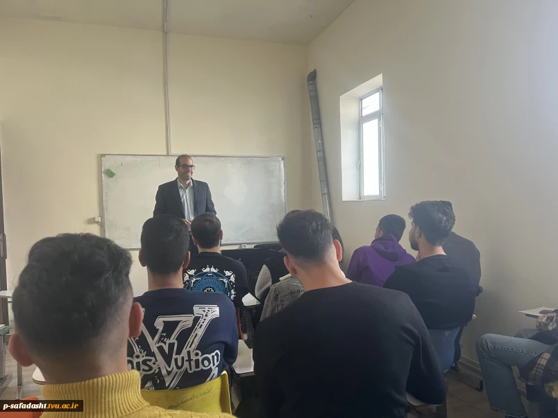 سخنرانی در مورد آشنایی با مفاهیم کارآفرینی و طرح کسب و کار به مناسبت هفته جهانی کارآفرینی