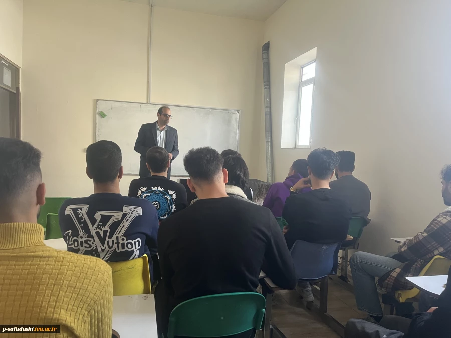 سخنرانی در مورد آشنایی با مفاهیم کارآفرینی و طرح کسب و کار به مناسبت هفته جهانی کارآفرینی 3