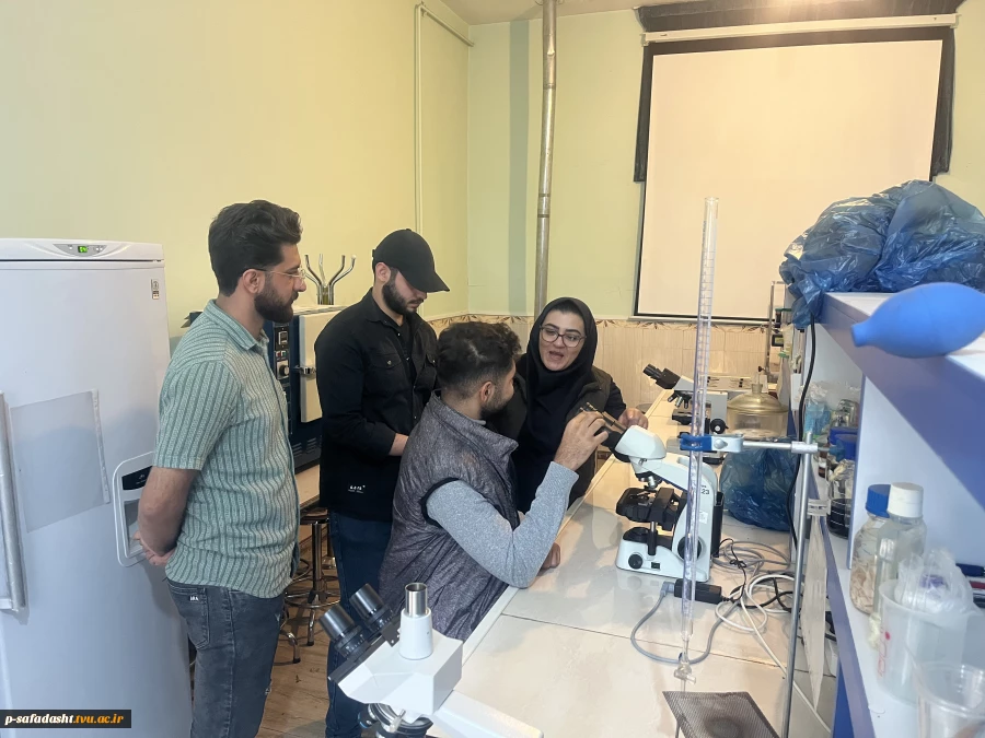 ‌برگزاری رویداد «روز باز دانشکده» از آزمایشگاه ها و کارگاه های مرکز به مناسبت هفته جهانی کارآفرین 5