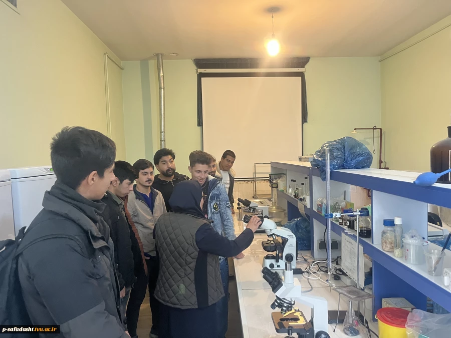 ‌برگزاری رویداد «روز باز دانشکده» از آزمایشگاه ها و کارگاه های مرکز به مناسبت هفته جهانی کارآفرین 4