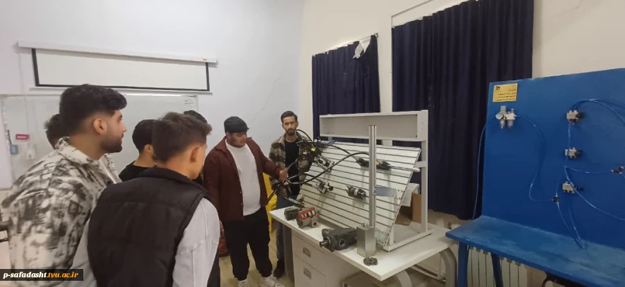 ‌برگزاری رویداد «روز باز دانشکده» از آزمایشگاه ها و کارگاه های مرکز به مناسبت هفته جهانی کارآفرین 11