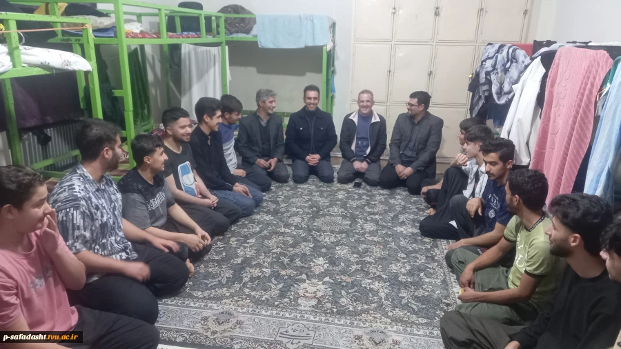 نشست صمیمانه جناب آقای مهندس قنبری ریاست و مسئولین محترم دانشکده صفادشت (کشاورزی-تربیت بدنی) از خوابگاه دانشجویی شهید سلیمانی به مناسبت روز دانشجو 2