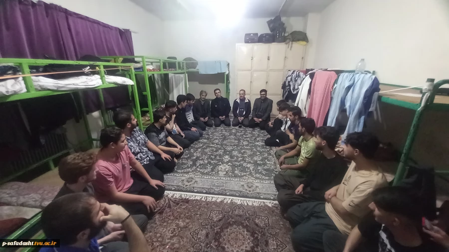 نشست صمیمانه جناب آقای مهندس قنبری ریاست و مسئولین محترم دانشکده صفادشت (کشاورزی-تربیت بدنی) از خوابگاه دانشجویی شهید سلیمانی به مناسبت روز دانشجو 3