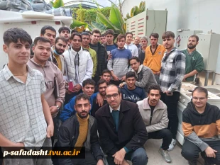 بازدید علمی دانشجویان درس کارآفرینی استاد حسنی از گلخانه دهک 2