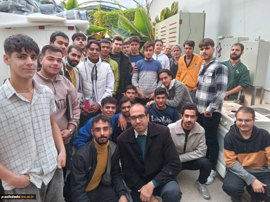 بازدید علمی دانشجویان درس کارآفرینی استاد حسنی از گلخانه دهک 2