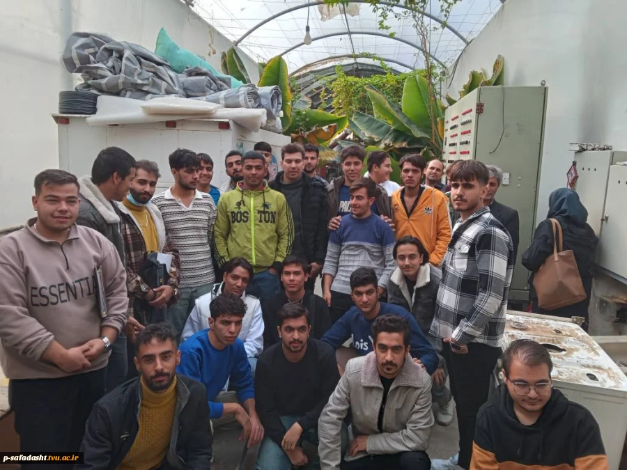 بازدید علمی دانشجویان درس کارآفرینی استاد حسنی از گلخانه دهک 3