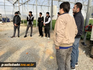 بازدید علمی دانشجویان درس ماشین ها و تجهیزات باغبانی استاد نسیم حبیبی از گلخانه آقای دهقان 3