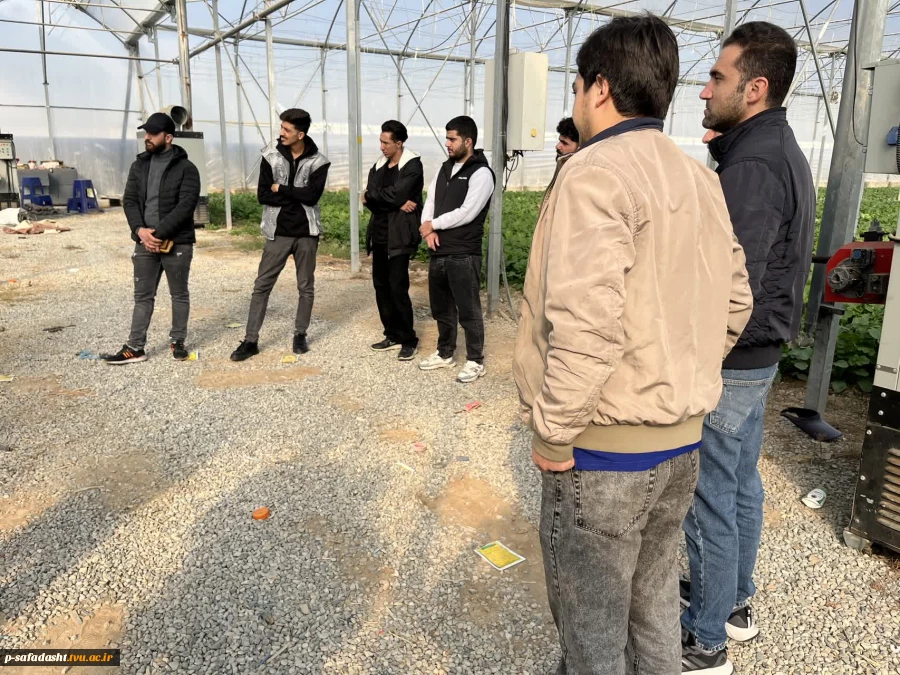 بازدید علمی دانشجویان درس ماشین ها و تجهیزات باغبانی استاد نسیم حبیبی از گلخانه آقای دهقان 3