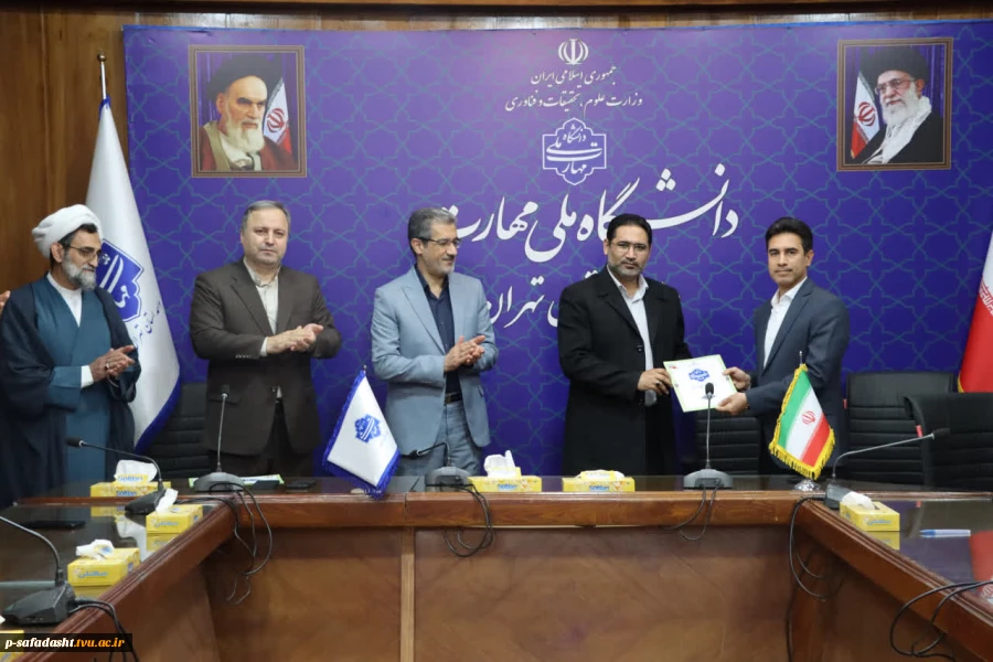 با حضور معاون آموزشی، معاون فرهنگی و دانشجویی و مسئول نهاد مقام معظم رهبری(مدظله) در دانشگاه ملی مهارت کشور؛
 مراسم تکریم و معارفه سرپرست دانشگاه ملی مهارت واحد استانی تهران و دانشکده فنی انقلاب اسلامی برگزار شد 2