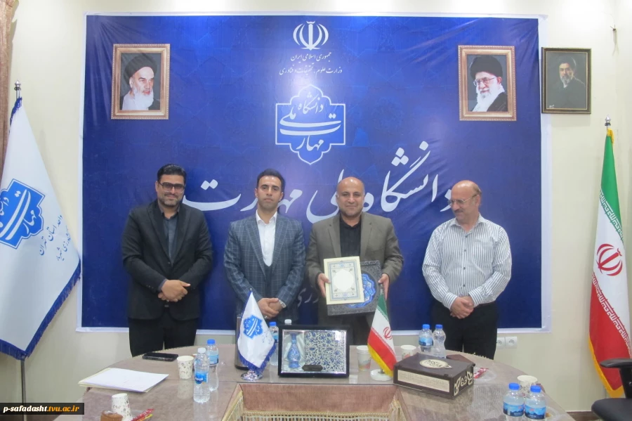 مراسم گرامیداشت مقام استاد و تجلیل از استادان سرآمد آموزشی دانشکده ملی مهارت صفادشت 5