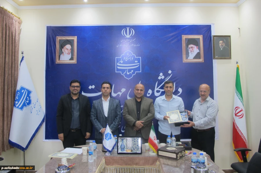 مراسم گرامیداشت مقام استاد و تجلیل از استادان سرآمد آموزشی دانشکده ملی مهارت صفادشت 7