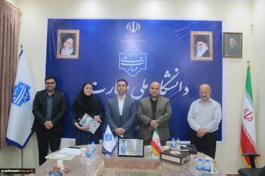 مراسم گرامیداشت مقام استاد و تجلیل از استادان سرآمد آموزشی دانشکده ملی مهارت صفادشت 9