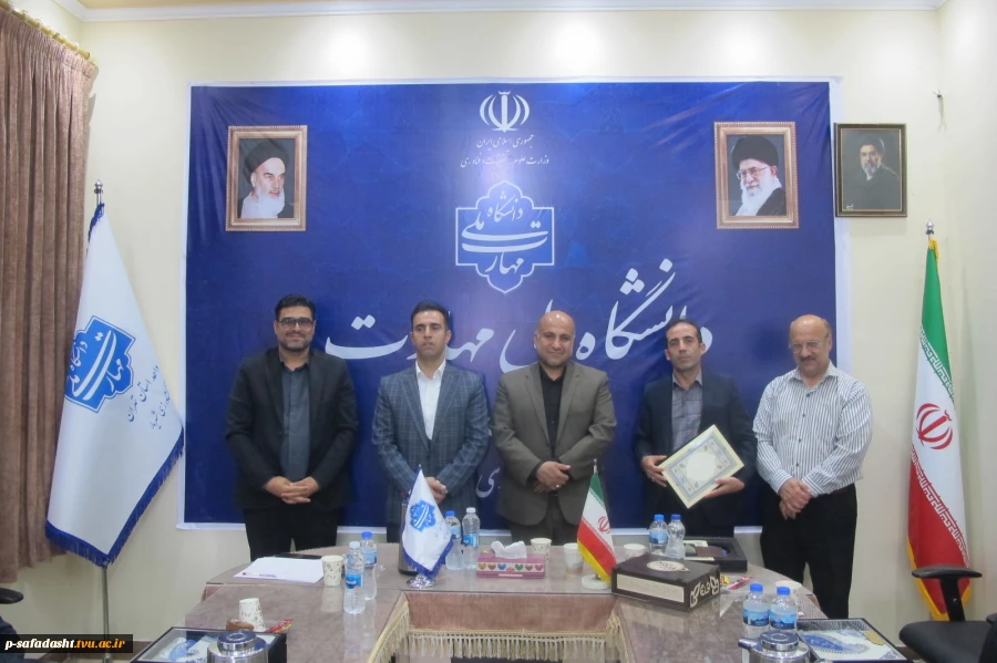 مراسم گرامیداشت مقام استاد و تجلیل از استادان سرآمد آموزشی دانشکده ملی مهارت صفادشت 12