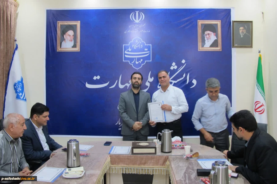 برگزاری آیین تقدیر و تجلیل از خانواده‌های شهدا، جانبازان و ایثارگران در آموزشکده پسران صفادشت 10
